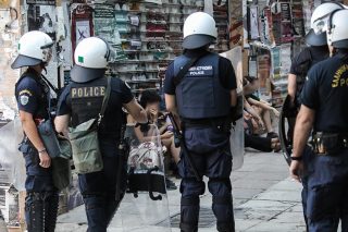 Η ηδονή της κλούβας, των pushbacks και των ναζιστικών συμβόλων
