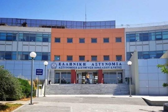 Ενας τραυματίας από την εισβολή στην κατάληψη Ευαγγελισμού – Επεσε από την ταράτσα του κτιρίου