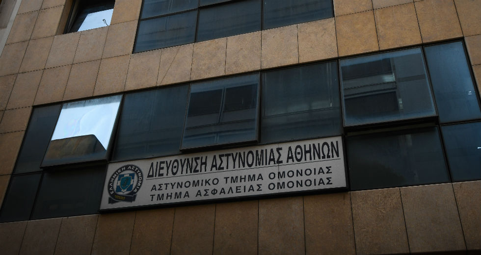 Συνελήφθησαν οι αστυνομικοί που καταγγέλλει 19χρονη ότι τη βίασαν