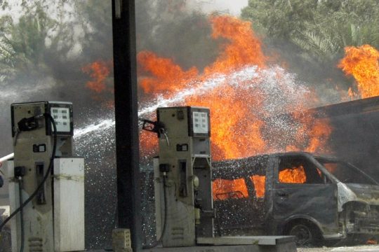 Σφυροκόπημα στη Βαγδάτη: Εκρήξεις και φωτιά σε οροφή ξενοδοχείου [βίντεο]