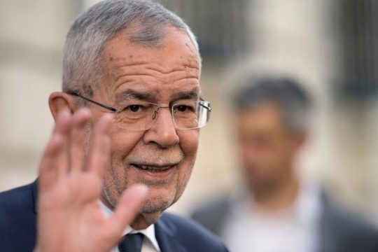 Ο Αλεξάντερ βαν ντερ Μπέλεν παραμένει για άλλα έξι χρόνια πρόεδρος της Αυστρίας