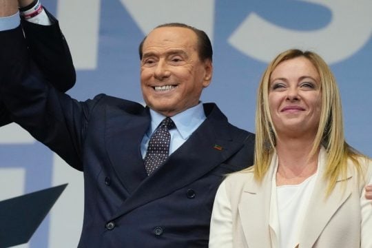 Σύμπνοια Μελόνι – Μπερλουσκόνι μετά το «παζάρι» για τα υπουργεία