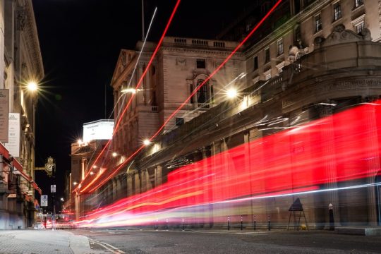 Σε υψηλό 40ετίας ο πληθωρισμός στη Βρετανία, ενώ η παραπαίουσα Τρας εξαγγέλλει λιτότητα