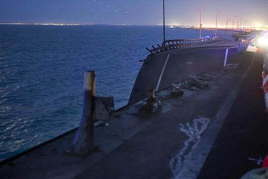 Πέπλο μυστηρίου πίσω από την έκρηξη στη γέφυρα της Κριμαίας