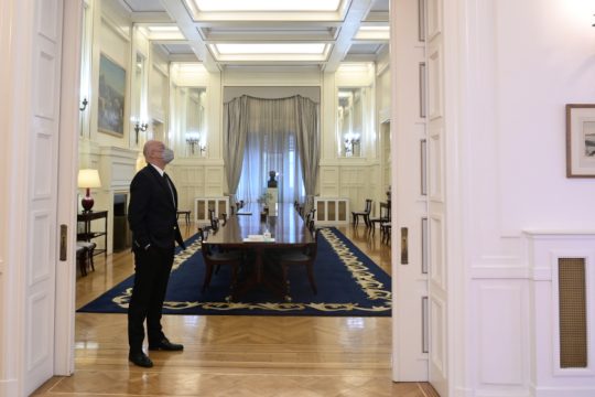 Μπαράζ επαφών Δένδια με την αντιπολίτευση για τα ελληνοτουρκικά