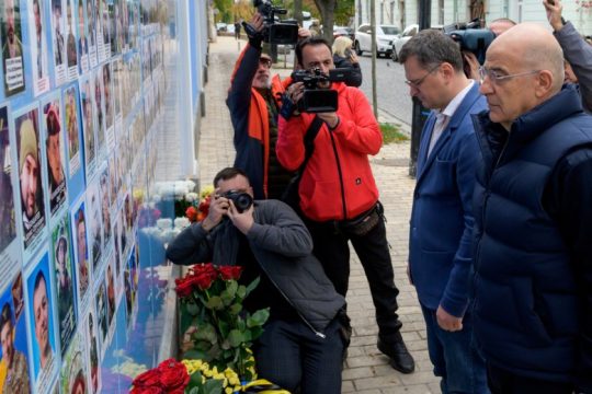 Επεισοδιακή συνάντηση Δένδια-Κουλέμπα υπό τον ήχο των σειρήνων στο Κίεβο
