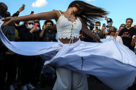 Αλληλεγγύη στις Ιρανές: Γαλλίδες καλλιτέχνιδες κόβουν τα μαλλιά τους [βίντεο]