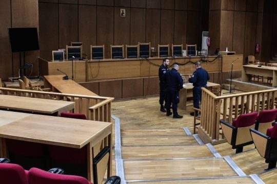 Μάρτυρας αστυνομικός: Δεν είδα την παρέα του Φύσσα, μόνο επίθεση από 50 χρυσαυγίτες