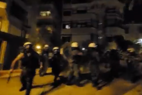 Καταγγελία για ξυλοδαρμό Αμερικανού δημοσιογράφου από ΜΑΤ στα Εξάρχεια [βίντεο]