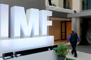 ΔΝΤ: Σφίξτε κι ο… Θεός βοηθός