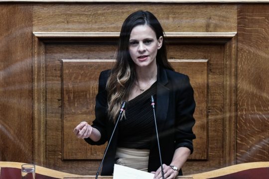 Έφη Αχτσιόγλου: «Ούτε ένα ευρώ υπερκερδών δεν έχει φορολογηθεί»