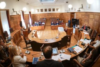 Φανερή συνεδρίαση για ένα «απόρρητο» πόρισμα