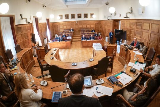 Φανερή συνεδρίαση για ένα «απόρρητο» πόρισμα