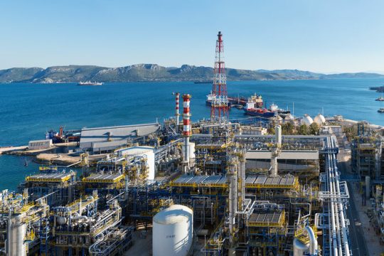 Ολος ο κόσμος κρατικοποιεί, η Ελλάδα ακόμη ξεπουλάει