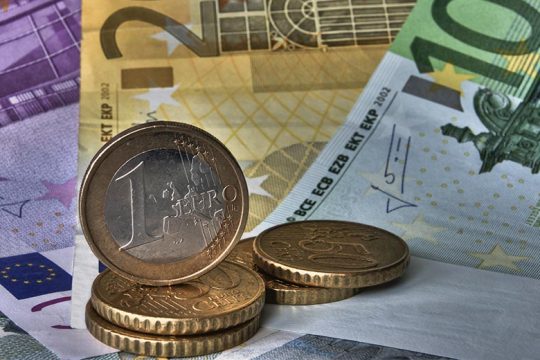 Έκτακτο βοήθημα 250 ευρώ: τι προβλέπει το ασφαλιστικό νομοσχέδιο
