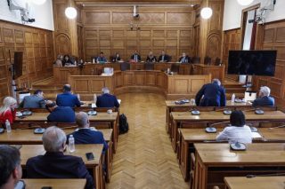 Η «αυλαία» των υποκλοπών