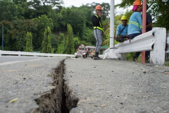 Φόβοι για εκτεταμένες ζημιές από τα 6,4 ρίχτερ που χτύπησαν τις Φιλιππίνες