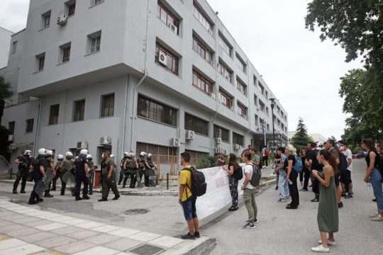 ΑΠΘ: Ξεχειλίζει η οργή για τον τραυματισμό φοιτητή που έπεσε από τον τρίτο