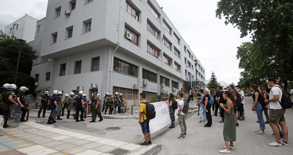 ΑΠΘ: Ξεχειλίζει η οργή για τον τραυματισμό φοιτητή που έπεσε από τον τρίτο