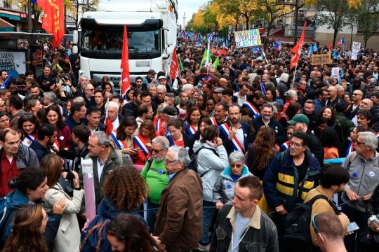 Δεκάδες χιλιάδες στους δρόμους του Παρισιού για ακρίβεια και πληθωρισμό
