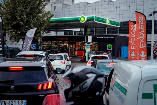 Η γαλλική κυβέρνηση απειλεί με «δραστική παρέμβαση» για τον αποκλεισμό στα διυλιστήρια