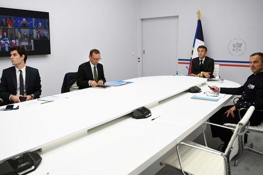 Eπίδειξη και ουσία