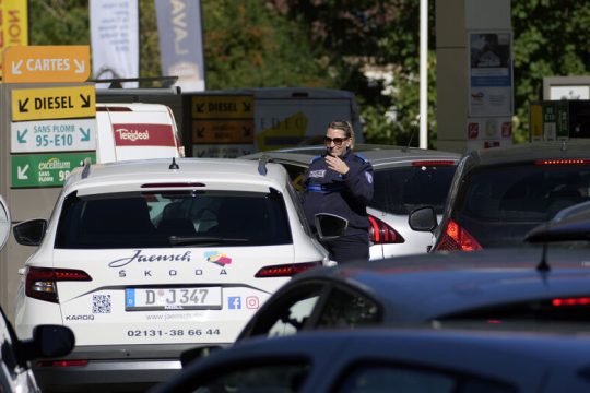 Η εργατιά δείχνει τα δόντια της στον Μακρόν που προκαλεί