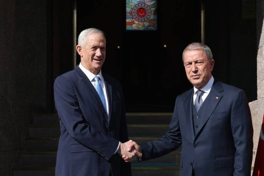 Στην Τουρκία ο υπουργός Άμυνας του Ισραήλ, καθώς οι σχέσεις «ξεπαγώνουν»