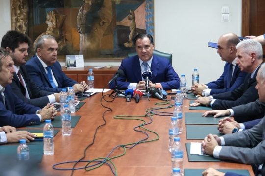 Με αυξήσεις και χωρίς μείωση ΦΠΑ, το «καλάθι» του Άδωνη