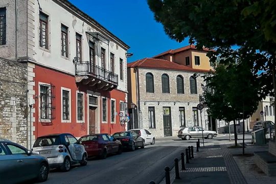 Κόβεται μισή ώρα από τον φωτισμό και τα… χριστουγεννιάτικα φωτάκια
