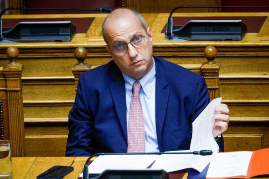 «Εικασίες» και «μύθοι» για την κυβέρνηση η παρακολούθηση Χρυσοχοΐδη