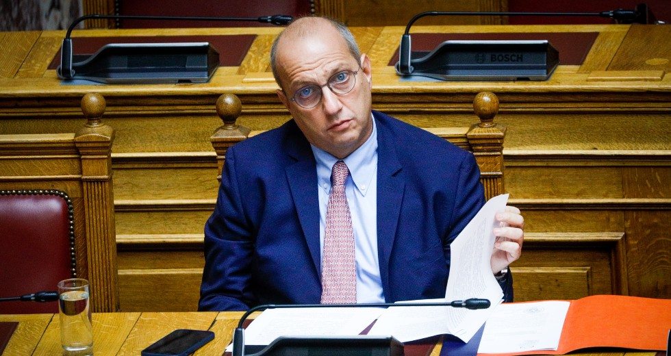 «Εικασίες» και «μύθοι» για την κυβέρνηση η παρακολούθηση Χρυσοχοΐδη