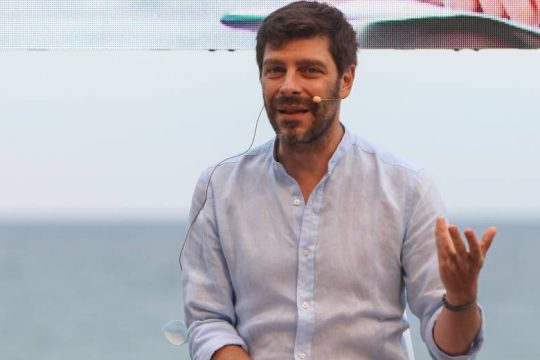 Δείχνει απών, όταν όλοι ανησυχούν