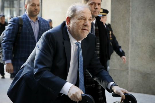 Ξανά στο εδώλιο ο Γουάινστιν, κατηγορούμενος για σεξουαλική κακοποίηση