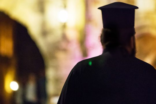 Παπάς συνελήφθη στην Κρήτη λίγο πριν το «Χριστός Ανέστη» για ενδοοικογενειακή βία
