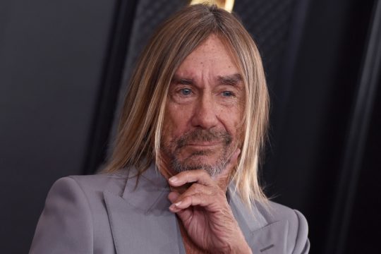 Ο Iggy Pop διασκευάζει Leonard Cohen και μας «στοιχειώνει»