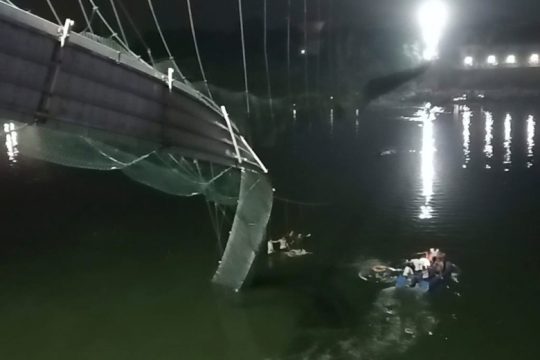 Νέα τραγωδία με δεκάδες νεκρούς στην Ινδία από κατάρρευση γέφυρας