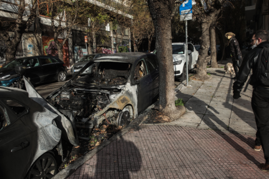 Στις φλόγες πέντε ΙΧ στην Αργυρούπολη