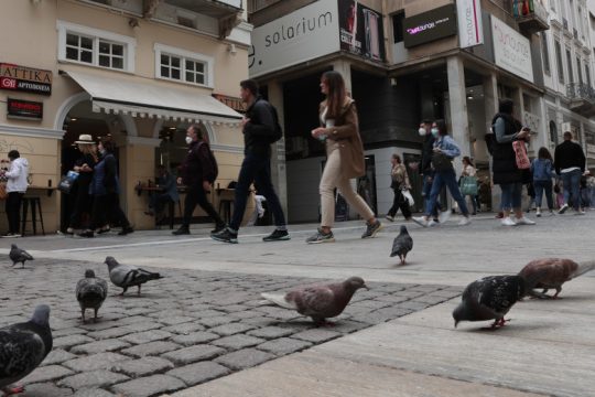 Σύγχυση με το ωράριο καταστημάτων – Τι απαντά η κυβέρνηση