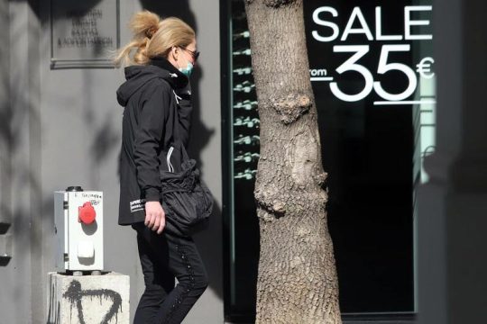 Θολό τοπίο με το ωράριο των καταστημάτων
