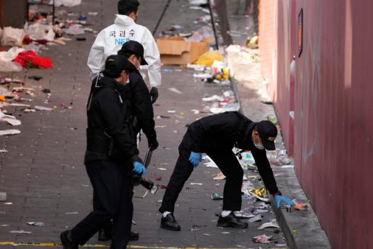 Θρήνος κι επικρίσεις κατά της αστυνομίας μετά την τραγωδία στη Ν. Κορέα