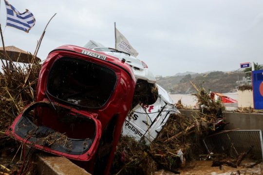 Λίγα λεπτά ήταν αρκετά για να πνιγεί η Κρήτη στη λάσπη