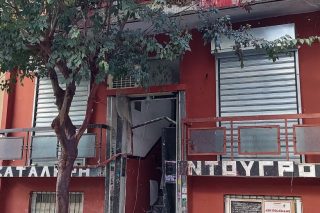 Εκκένωση κατάληψης στη Λάρισα με τυμπανοκρουσίες «Νόμου και Τάξης» από Θεοδωρικάκο
