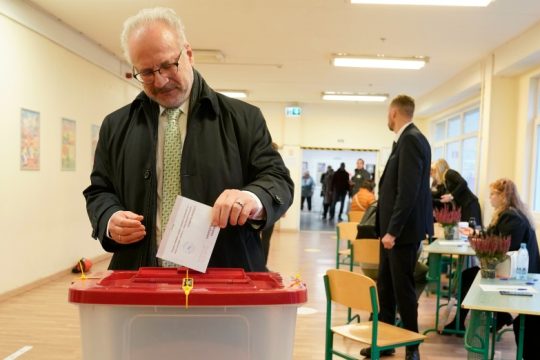 Νίκη για το κεντρώο κόμμα στις εκλογές της Λετονίας δίνουν τα exit polls