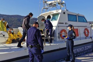 Οκτώ πρόσφυγες διασώθηκαν απ’ τη θάλασσα στη Σάμο