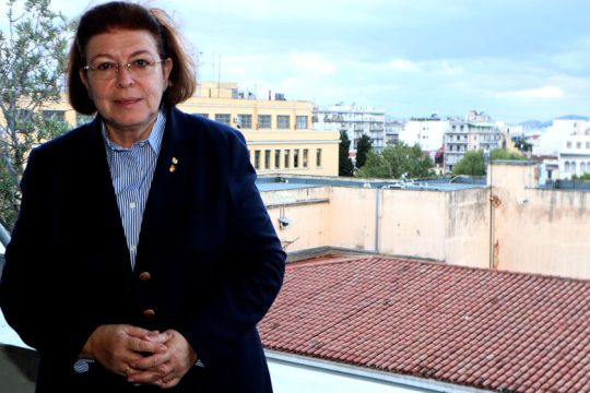 Στης υπουργού την πόρτα όσο θέλεις βρόντα…