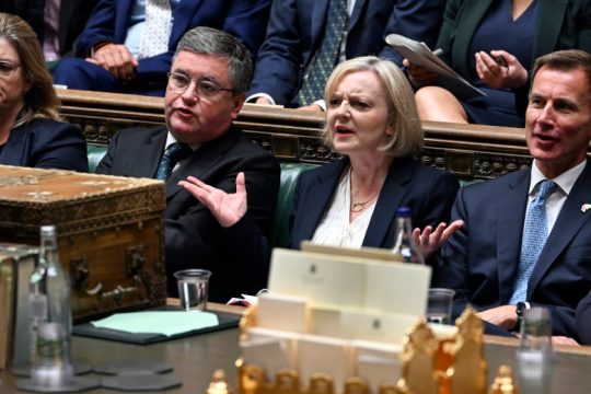 Πολιτικό χάος στη Βρετανία: Τρίζει η καρέκλα της Λιζ Τρας 