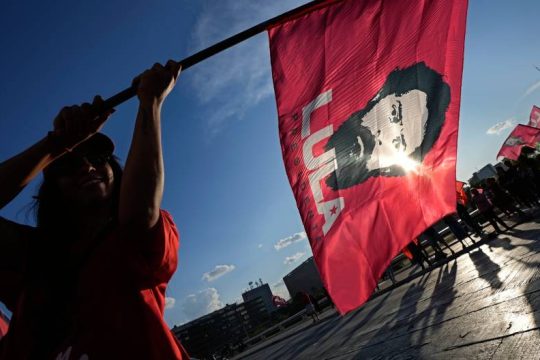 Σταθερά μπροστά ο Λούλα έναντι του Μπολσονάρο λίγο πριν την κάλπη