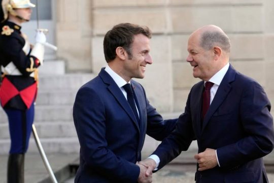 Τετ α τετ Μακρόν – Σολτς εν μέσω ρήξης για την ενέργεια και την οικονομία