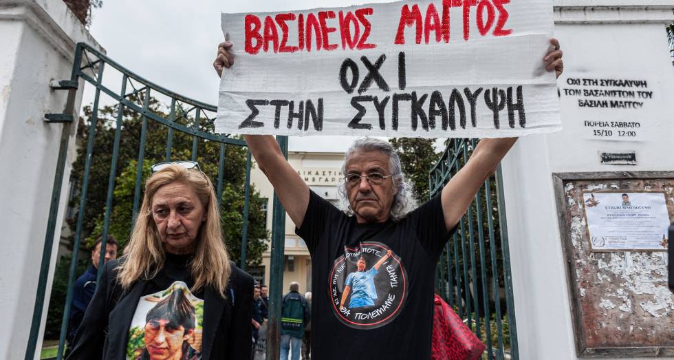 Ζητούν Δικαιοσύνη για τον Βασίλη έξω από τη δίκη των αστυνομικών
